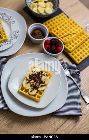 Waffle guarnita con banana e cioccolato la rasatura Foto Stock