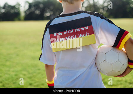 Ragazzo che mostra non disturbare firmare a causa della coppa del mondo di calcio Foto Stock