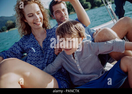 La famiglia felice relax su una barca a vela Foto Stock