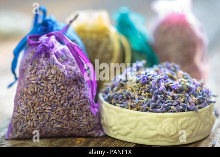 Vista dettagliata del pot-pourri di sacchi, lavanda in piccoli sacchi per aromaterapia Foto Stock