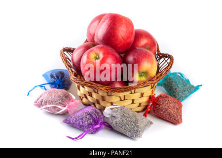 Vista dettagliata del pot-pourri di sacchi, lavanda in piccoli sacchi per aromaterapia Foto Stock