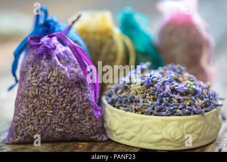 Vista dettagliata del pot-pourri di sacchi, lavanda in piccoli sacchi per aromaterapia Foto Stock