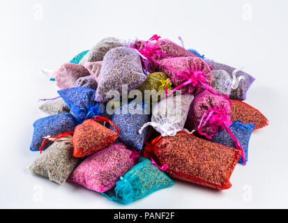 Vista dettagliata del pot-pourri di sacchi, lavanda in piccoli sacchi per aromaterapia Foto Stock