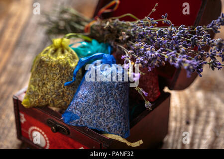 Vista dettagliata del pot-pourri di sacchi, lavanda in piccoli sacchi per aromaterapia Foto Stock