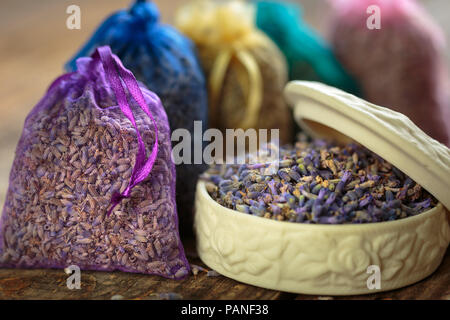 Vista dettagliata del pot-pourri di sacchi, lavanda in piccoli sacchi per aromaterapia Foto Stock