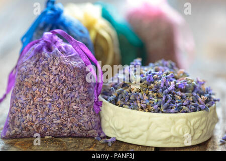 Vista dettagliata del pot-pourri di sacchi, lavanda in piccoli sacchi per aromaterapia Foto Stock