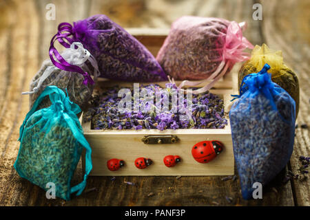 Vista dettagliata del pot-pourri di sacchi, lavanda in piccoli sacchi per aromaterapia Foto Stock