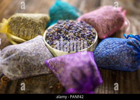 Vista dettagliata del pot-pourri di sacchi, lavanda in piccoli sacchi per aromaterapia Foto Stock