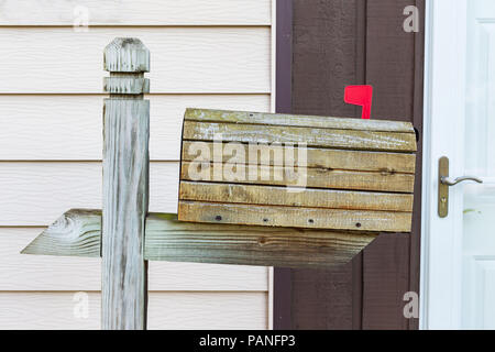 Un weathered legno vecchio mailbox coperto ancora in servizio Foto Stock