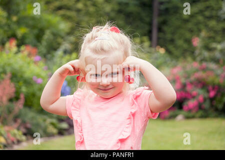 3 anni ragazza in giardino Foto Stock