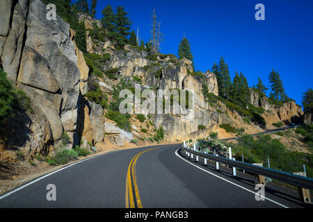 La curvatura Sonora pass road lungo una particolare sezione rocciosa - Autostrada 108, California Foto Stock