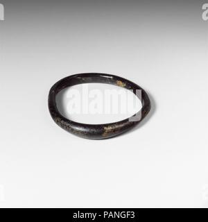 Bracciale in vetro. Cultura: Romano. Dimensioni: W.: 1/8 in. (0.3 cm) Diam.: 1 7/8 in. (4,8 cm). Data: ca. 2a-4secolo D.C.. Scuro traslucido blu cobalto, appaia nera. Ovale irregolare banda; semicircolare in sezione ma deformato dove cesellata; visibile alcuna cucitura. Intatti; assopimento e debole iridescenza. Museo: Metropolitan Museum of Art di New York, Stati Uniti d'America. Foto Stock