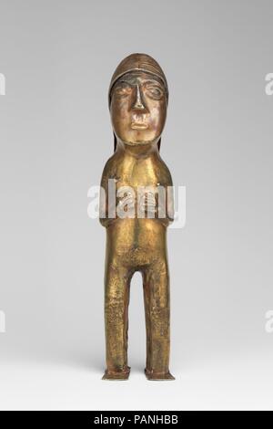 Statuetta femminile. Cultura: Inca. Dimensioni: H. 5 7/8 x W. 1 3/8 in. (14,9 x 3,5 cm). Data: 1400-1533. Questa statuetta femminile assomiglia ad altri Inca figurine di metallo, spesso associato con il rituale delle prestazioni di capac hucha, in termini di aspetto e design. Realizzati in lastra martellata, della composizione approssimata di 52% di argento e 44% oro, via XRF, la statuetta mostra una donna in piedi con le braccia e le mani vicino al petto. I suoi capelli sono tirati indietro, che si estende fino alla parte inferiore della schiena, in due tresses che sono state legate a questo fine. Capac hucha è stata definita in vari modi dal XVI secolo spagnolo Foto Stock