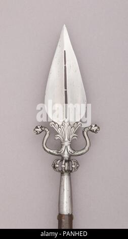 Lance-Linstock. Cultura: Italiano. Dimensioni: L. 84 1/4 in. (214 cm); L. di testa 15 a. (38,1 cm); W. 5 3/8 in. (13,6 cm); Wt. 3 libbre di 12 oz. (1700 g). Data: del xvii secolo. Museo: Metropolitan Museum of Art di New York, Stati Uniti d'America. Foto Stock