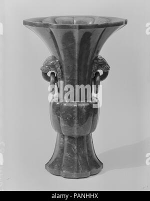 Vaso. Cultura: la Cina. Dimensioni: H. 10 7/16 in. (26,5 cm). Data: XVIII secolo. Museo: Metropolitan Museum of Art di New York, Stati Uniti d'America. Foto Stock