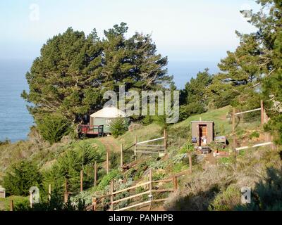 Tessuto e legno incorniciata yurt strutture per, lussuoso ed esclusivo 'glamping' (glamour del campeggio) a Treebones Resort, Big Sur, California, Stati Uniti d'America. Foto Stock