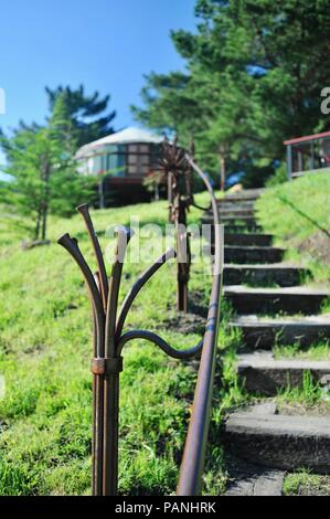 Tessuto e legno incorniciata yurt strutture per, lussuoso ed esclusivo 'glamping' (glamour del campeggio) a Treebones Resort, Big Sur, California, Stati Uniti d'America. Foto Stock