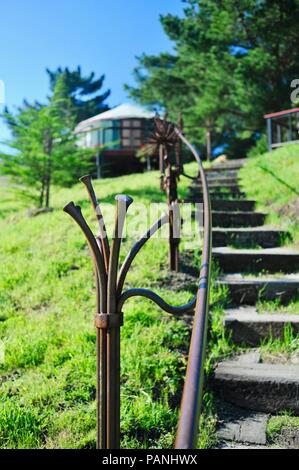 Tessuto e legno incorniciata yurt strutture per, lussuoso ed esclusivo 'glamping' (glamour del campeggio) a Treebones Resort, Big Sur, California, Stati Uniti d'America. Foto Stock