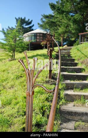 Tessuto e legno incorniciata yurt strutture per, lussuoso ed esclusivo 'glamping' (glamour del campeggio) a Treebones Resort, Big Sur, California, Stati Uniti d'America. Foto Stock