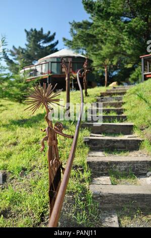 Tessuto e legno incorniciata yurt strutture per, lussuoso ed esclusivo 'glamping' (glamour del campeggio) a Treebones Resort, Big Sur, California, Stati Uniti d'America. Foto Stock