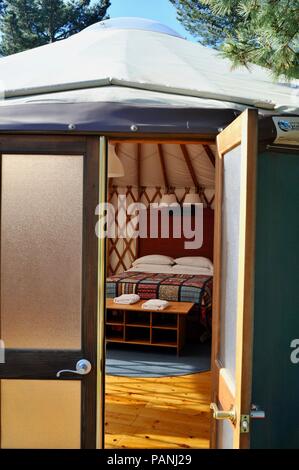 Tessuto e legno incorniciata yurt strutture per, lussuoso ed esclusivo 'glamping' (glamour del campeggio) a Treebones Resort, Big Sur, California, Stati Uniti d'America. Foto Stock