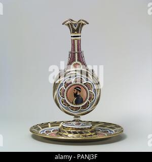 Vaso in stand. Artista: Enameler: Charles Lepec (francese, Parigi 1830-dopo il 1888). Cultura: francese, Parigi. Dimensioni: complessiva (conferma): 12 9/16 x 10 x 7 7/8 in. (31,9 x 25,4 x 20 cm). Data: ca. 1867. Questo vaso in stand è stato esibito nella Esposizione Universale del 1867 a Parigi, dove è stato uno dei più di venti opere eseguite dall'enamellist Charles Lepec. La forma del vaso è stato ispirato dal Rinascimento italiano lamiera, ma entrambi i suoi densamente decorazioni a motivi geometrici e la sua tavolozza sono tipico del XIX secolo il gusto. Il vaso in stand era originariamente di proprietà di Alfred Morrison (1821-189 Foto Stock