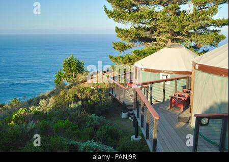 Tessuto e legno incorniciata yurt strutture per, lussuoso ed esclusivo 'glamping' (glamour del campeggio) a Treebones Resort, Big Sur, California, Stati Uniti d'America. Foto Stock