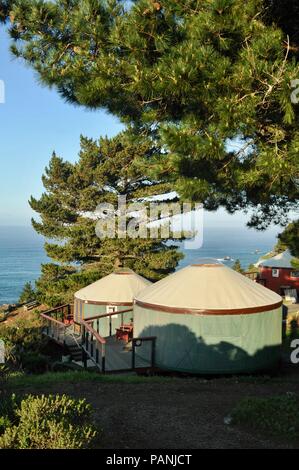 Tessuto e legno incorniciata yurt strutture per, lussuoso ed esclusivo 'glamping' (glamour del campeggio) a Treebones Resort, Big Sur, California, Stati Uniti d'America. Foto Stock