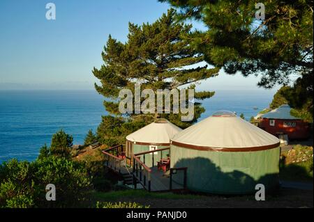 Tessuto e legno incorniciata yurt strutture per, lussuoso ed esclusivo 'glamping' (glamour del campeggio) a Treebones Resort, Big Sur, California, Stati Uniti d'America. Foto Stock