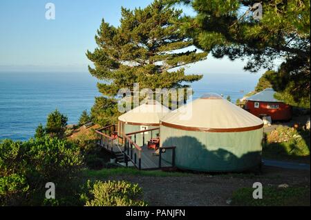 Tessuto e legno incorniciata yurt strutture per, lussuoso ed esclusivo 'glamping' (glamour del campeggio) a Treebones Resort, Big Sur, California, Stati Uniti d'America. Foto Stock