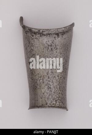 Parte di un avambraccio di difesa (Vambrace). Cultura: Italiano. Dimensioni: H. 6 1/2 in. (16,5 cm); W. 2 3/8 in. (6 cm); D. 4. (10,2 cm); Wt. 7.8 oz. (221 g). Data: ca. 1450-70. Museo: Metropolitan Museum of Art di New York, Stati Uniti d'America. Foto Stock