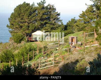 Tessuto e legno incorniciata yurt strutture per, lussuoso ed esclusivo 'glamping' (glamour del campeggio) a Treebones Resort, Big Sur, California, Stati Uniti d'America. Foto Stock