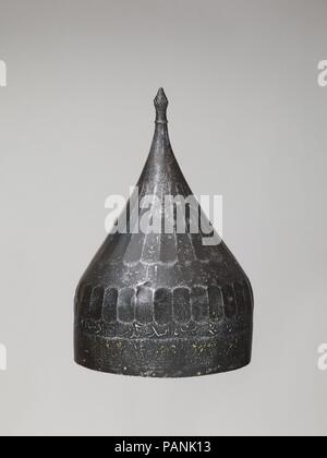 Casco. Cultura: iraniani. Dimensioni: H. 12 3/8 in. (31,4 cm); Diam. 8 1/2 in. (21,6 cm); Wt. 2 lb. 7.9 oz. 1131.1 (g). Data: probabilmente del XV secolo. La scritta intorno al cerchio è molto usurato ma legge in parte: "Egli può proteggere.' Il casco è inciso con il marchio del Ottoman arsenale, che indica che è stato catturato in battaglia o preso come bottino. Museo: Metropolitan Museum of Art di New York, Stati Uniti d'America. Foto Stock