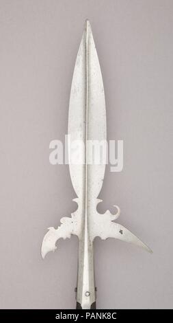 Halberd-Partisan. Cultura: eventualmente fiammingo. Dimensioni: L. 81 3/4 in. (207,6 cm); L. di testa 19 1/4 in. (48,9 cm); W. 8 1/16 in. (20,5 cm); Wt. 3 lbs. 15,2 oz. 1791.7 (g). Data: ca. 1620. Museo: Metropolitan Museum of Art di New York, Stati Uniti d'America. Foto Stock