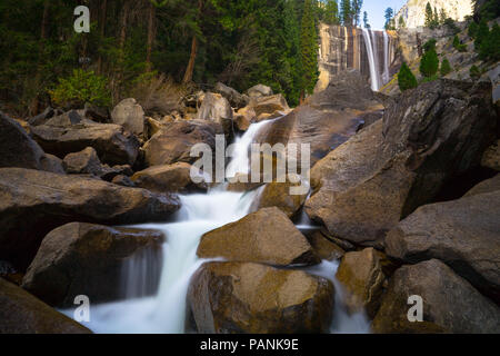 Vista di primaverile cadute di massi e piccole cascate a base - Parco Nazionale di Yosemite in California Foto Stock