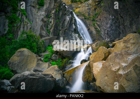 Soft che scorre acqua di due tiered Tamarack Creek Waterfall, vicino autostrada 140 nel Parco Nazionale di Yosemite Foto Stock