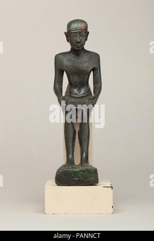 Imhotep. Dimensioni: H. 16,2 cm (6 3/8 poll.); W. 4,8 cm (1 7/8 in.); D. 7.7 cm (3 1/16 in.) H. (con linguetta): 18.1 cm (7 1/8 in.). Data: 664-30 A.C.. Imhotep era consigliere del re Djoser nella terza dinastia e lui è accreditato con il design del passo piramide a Saqqara, la prima piramide dell'Egitto. Per questa e per altre conquiste di sapienza e di apprendimento a lui attribuite, in periodi successivi divenne uno dei soltanto storiche non-royal alle persone di essere divinizzato e di avere un culto dedicato, che è stato particolarmente forte nella regione Memphite. In lega di rame le statuette come questo, egli è mostrare Foto Stock