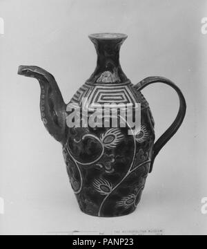 Vino pot. Cultura: il Giappone. Dimensioni: H. 6 1/4 in. (15,9 cm); L. 5 13/16 in. (14,8 cm). Data: 1790. Museo: Metropolitan Museum of Art di New York, Stati Uniti d'America. Foto Stock