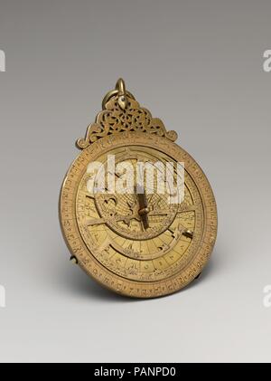Astrolabio di 'Umar ibn Yusuf ibn 'Umar ibn 'Ali ibn Rasul al-Muzaffari. Dimensioni: caso (a): Max. W. 7 5/8 in. (19,4 cm) Diam. 6 1/8 in. (15,6 cm) D. 1/4 in. (0.6 cm) Bar con annesso chiodo (b): Max. H. 1 7/8 in. (4.8 cm) Max. W. 1 1/8 in. (2.9 cm) L. 5. (12,7 cm) Net (c): Diam. 5 a. (12,7 cm) piastre (d-g): Diam. 5 a. (12,7 cm) Pin (h): L. 1 3/4 in. (4.4 cm) W. 1/2 in. (1.3 cm). Autore: 'Umar ibn Yusuf ibn 'Umar ibn 'Ali ibn Rasul al-Muzaffari. Data: datato A.H. 690/ A.D. 1291. Per un oggetto prodotto durante il periodo medievale, questo astrolabio è insolitamente ben documentato. Il suo Foto Stock