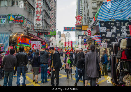 Ladies Market, un mercato con molti rivenditori di abbigliamento, accessori, souvenir & street food in Mong Kok Street, Hong Kong Foto Stock