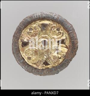 Spilla su disco. Cultura: francone. Dimensioni: complessivo: 1 3/16 x 3/8 in. (3 x 0,9 cm). Data: fine 6th-inizi del VII secolo. Museo: Metropolitan Museum of Art di New York, Stati Uniti d'America. Foto Stock