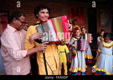 Andres "Turco" Gil fisarmonica Accademia prepara i bambini nella musica di vallenato, molti di loro sono rifugiati dalla violenza o che vivono in condizioni di povertà Foto Stock