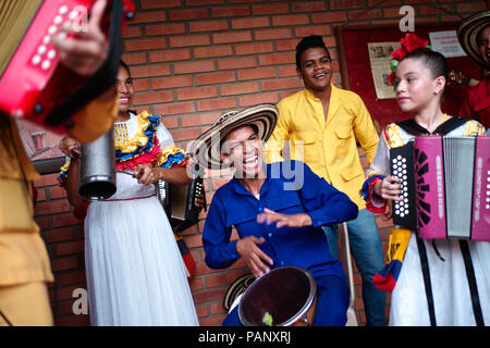 Andres "Turco" Gil fisarmonica Accademia prepara i bambini nella musica di vallenato, molti di loro sono rifugiati dalla violenza o che vivono in condizioni di povertà Foto Stock