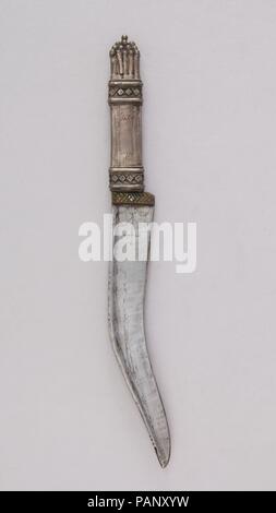 Coltello. Cultura: indiani e nepalesi. Dimensioni: H. 12 a. (30,5 cm); H. della lama 7 3/8 in. (18,7 cm); W. 1 3/16 in. (3 cm); Wt. 6.2 oz. (175,8 g). Data: XVIII-XIX secolo. Museo: Metropolitan Museum of Art di New York, Stati Uniti d'America. Foto Stock