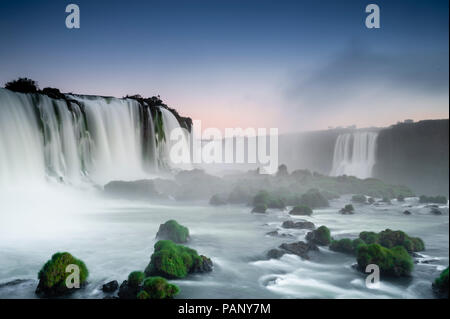 Iguassu Falls vista dal basso verso l'alto Foto Stock