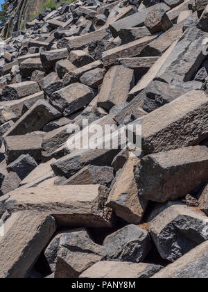 Rotture di colonne, Devil's Postpile Monumento Nazionale nei pressi di Mammoth Lakes, California. Foto Stock