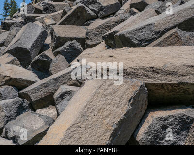 Rotture di colonne, Devil's Postpile Monumento Nazionale nei pressi di Mammoth Lakes, California. Foto Stock