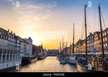 Copenhagen tramonto skyline della citta' al porto di Nyhavn, Copenhagen DANIMARCA Foto Stock