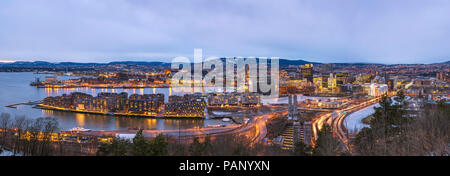 Oslo Notte Vista aerea dello skyline della città panorama al quartiere degli affari e il progetto di codice a barre, Oslo Norvegia Foto Stock