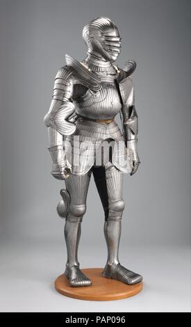 Armor. Cultura: tedesco, di Norimberga. Dimensioni: peso, 57 lb. 10 oz. 26.15 (kg), H. come montato, 5 ft. 9. 175.26 (cm). Data: ca. 1520 e versioni successive. Alla fine del sedicesimo secolo, Tedesco armorers abbandonato le sottili linee di stile tardo gotico e adottate il più pieno e forme arrotondate favorito in Italia. Nel nuovo stile, il poco profondi canali paralleli che copriva la quasi intera armor non erano solo decorativo ma effettivamente rafforzato il metallo. Questa funzione viene spesso indicata come "stile aximilian' perché è stato introdotto durante il tempo dell'imperatore Massimiliano I (1459-1519). Braccio scanalato Foto Stock